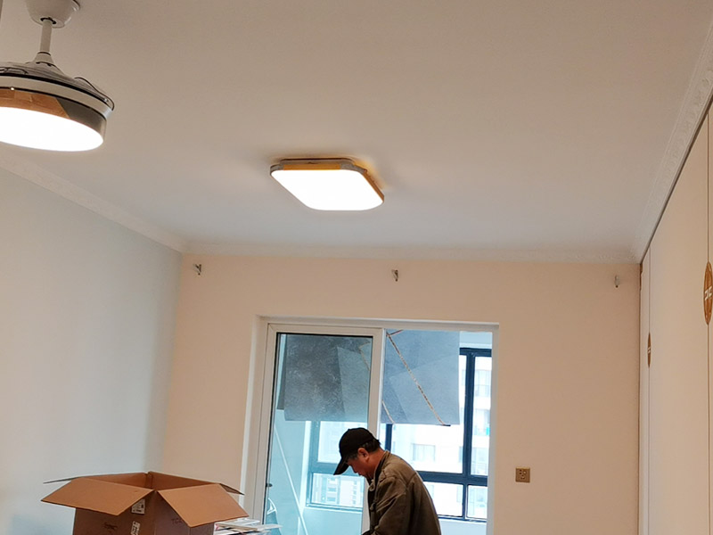 燈具安裝：開始進(jìn)行房頂?shù)臏y量，進(jìn)行找中就是房間的正中，一般都有房屋基礎(chǔ)留的電線盒，但是他只是大概的中，需要我們進(jìn)行南北東西的測量找出房頂?shù)恼?。用鉛筆畫上記號。將燈具的固定底座的中心與房頂找的中心重合，然后底座固定的點位就是固定螺栓的點位，然后打眼，打眼現(xiàn)在一般的重的燈（超過10斤）/客廳燈用鐵膨脹螺栓10號轉(zhuǎn)頭打眼；如果是比較輕的燈用塑料脹管即可8號轉(zhuǎn)頭打眼。