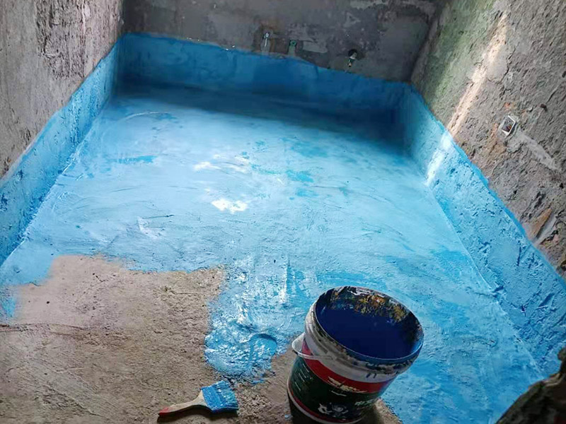 衛(wèi)生間墻地面刷防水：在涂刷防水涂層之前，先要清理墻面和地面。同時，要用連接的氣泵皮管吹盡陰角處的浮層，要量出防水層的高度并劃出基準(zhǔn)線，刷防水涂料時要先刷基準(zhǔn)線以下位置，并在墻面和地面連接陰角處刷成八字，上下交叉，交接處接應(yīng)有200mm，不得有漏刷情況出現(xiàn)。 墻角涂刷完成后，沿基準(zhǔn)線涂刷墻體：第一遍涂刷墻面時，應(yīng)上下縱向涂刷，第二遍涂刷墻體，應(yīng)左右橫向涂刷。地面防水涂料的涂刷應(yīng)該從房間里側(cè)向門口涂刷，地面水管接口處尤其要仔細(xì)涂刷，不能有任何遺漏。 在涂刷完防水涂料后，不能立刻貼瓷鉆，還必須對衛(wèi)生間等空間進行防水測試。