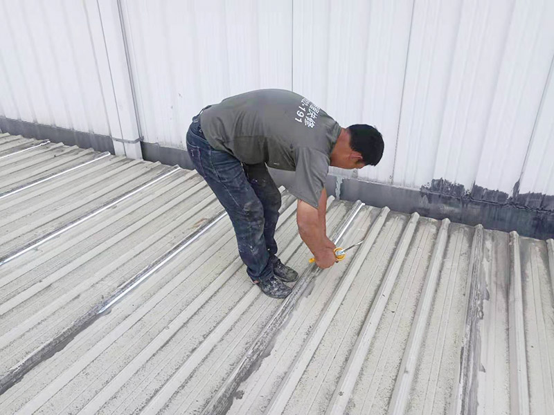 屋面防水打膠維修：1．一般在在干燥基面上施工防水涂料前應(yīng)先濕潤基面至無明水為準(zhǔn)，若基面潮濕但無明水可直接施工。 2．按配比先將防水漿料乳液倒入拌料桶中，然后再將粉料倒入，充分?jǐn)嚢柚辆鶆颉o料粒糊狀，靜置十分鐘后再攪拌一下，效果更佳。