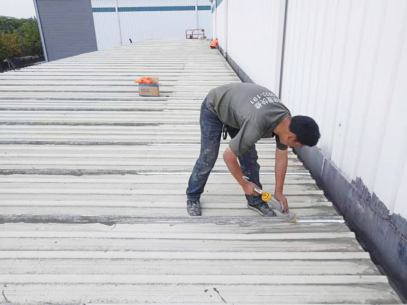 屋面防水打膠維修：1．一般在在干燥基面上施工防水涂料前應(yīng)先濕潤基面至無明水為準(zhǔn)，若基面潮濕但無明水可直接施工。 2．按配比先將防水漿料乳液倒入拌料桶中，然后再將粉料倒入，充分?jǐn)嚢柚辆鶆?、無料粒糊狀，靜置十分鐘后再攪拌一下，效果更佳。