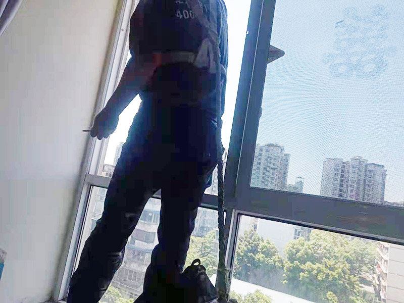 門窗漏水維修：首先將窗框與墻之間縫隙內(nèi)的所有填充物都要剔除干凈，然后還用吹風(fēng)機(jī)吹掃干凈。接著就是使用發(fā)泡膠來填縫，注意盡量把縫隙的填滿保證密實(shí)。這樣就把窗框和洞口之間的縫隙封閉起來，以此防止漏水。