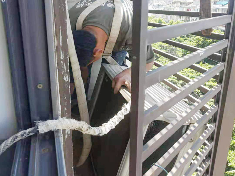 空調(diào)外機墻面維修：墻面修補，一定要做好基層的處理，如果您家是二次裝修墻面時，沒有將以前的老墻的墻皮鏟除干凈，或者是只鏟除了表層的膩子，那么修補墻面時，是會遺留下高低不平的部分墻皮的，此后，要是接著上刷界面劑或者膩子，那么很可能就會導(dǎo)致新刷的墻面出現(xiàn)開裂的情況。舊房要是在長期使用中受到了來自外界的沖擊或者震動，是有可能造成局部墻面基層與墻體脫離的。 在修補墻面的時候，要是發(fā)現(xiàn)墻面出現(xiàn)滲水或者發(fā)霉的情況，是可以直接更換水管的，或者是進行修補，具體的操作方法是，先關(guān)閉上閥門，把水源斷開后，然后將水龍頭打開至合