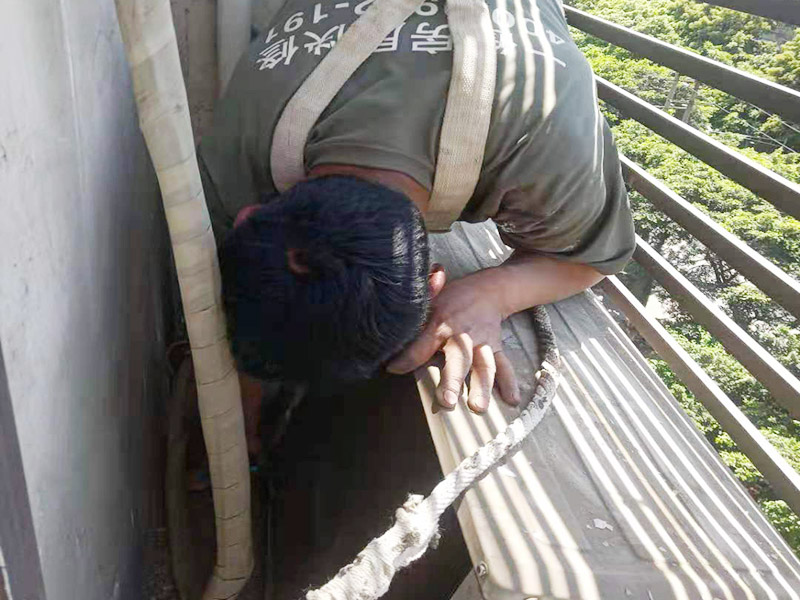 空調(diào)外機墻面維修：墻面修補，一定要做好基層的處理，如果您家是二次裝修墻面時，沒有將以前的老墻的墻皮鏟除干凈，或者是只鏟除了表層的膩子，那么修補墻面時，是會遺留下高低不平的部分墻皮的，此后，要是接著上刷界面劑或者膩子，那么很可能就會導(dǎo)致新刷的墻面出現(xiàn)開裂的情況。舊房要是在長期使用中受到了來自外界的沖擊或者震動，是有可能造成局部墻面基層與墻體脫離的。 在修補墻面的時候，要是發(fā)現(xiàn)墻面出現(xiàn)滲水或者發(fā)霉的情況，是可以直接更換水管的，或者是進行修補，具體的操作方法是，先關(guān)閉上閥門，把水源斷開后，然后將水龍頭打開至合