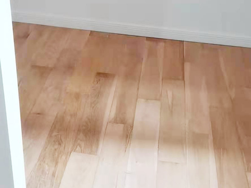 踢腳線(xiàn)安裝施工:一般踢腳線(xiàn)安裝是在墻面、地面、門(mén)套、窗套安裝好后進(jìn)行;若室內(nèi)是打制或定制家具，還需在不可移動(dòng)的大件家具弄好后才能安裝。室內(nèi)現(xiàn)場(chǎng)達(dá)到安裝踢腳線(xiàn)的條件后，對(duì)墻面上的灰塵做清潔處理，若有凹凸不平的墻面，一定要弄平整后再施工。 先測(cè)量墻面的長(zhǎng)度，確定踢腳線(xiàn)的裁切長(zhǎng)度。而切口為了不影響表面美觀(guān)，通常采用45&deg;斜切的方式，這樣兩邊踢腳線(xiàn)拼合在一起才能更緊密。 貼的時(shí)候，踢腳線(xiàn)要先從兩端開(kāi)始貼，這樣可保持高度一致。對(duì)于木質(zhì)、PVC踢腳線(xiàn)，需要鉆孔、打釘來(lái)貼。使用專(zhuān)用打孔工具來(lái)鉆孔。