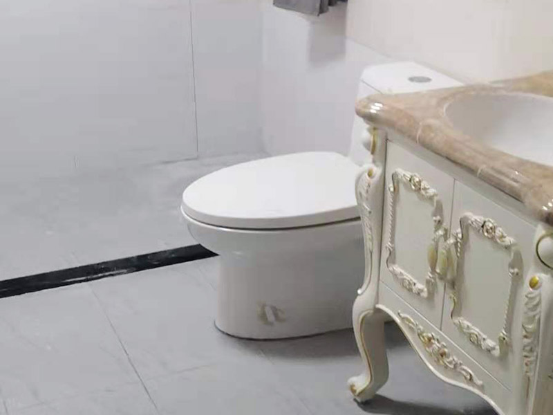 衛(wèi)生間馬桶安裝：第一步：先檢查地面下水口，看其里面是否有垃圾堆積，如果有我們一定要仔細(xì)的檢查并清理干凈。如果清理不好很可能會引起馬桶堵塞等問題。 第二步：將馬桶的出水管先試著安裝放上去，在馬桶的栓孔眼的地方用記號筆做上記號，然后再挪開馬桶。 第三步：在做好記號的地方開一個直接為1.5-2cm，高度為6cm的孔，然后用水泥將1cm的螺栓捻牢在孔洞里面。然后將馬桶放上去看其是否吻合，檢查好后移開馬桶。然后在馬桶出水管和下水管扣周圍涂上油灰，然后將螺栓孔對準(zhǔn)捻好的螺栓，擺正擰好。