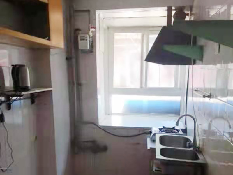 廚衛(wèi)改造施工：改造之前你需要將這些不滿意的地方進(jìn)行拆除，且拆除之后的垃圾也要及時(shí)清理，避免阻礙施工進(jìn)程。將不需要或是不滿意的地方進(jìn)行拆除后，留下的成品需要進(jìn)行施工保護(hù)，防止磕碰到，還可防止被上面的重物或是棱角碰壞。 水電改造可謂是改造衛(wèi)生間的重點(diǎn)，衛(wèi)生間原有的水電路管線往往有許多不合理的布局，所以在改造過程中要對原有的水電路進(jìn)行徹查，看是否存在銹蝕、老化等情況，若有，則需要更換新的電路、水路，如果線路良好，且沒有多大的問題，則只需要添加刪減線路就可以了。同時(shí)在改造的時(shí)候最好能做到以后維修和保養(yǎng)都比較方便，然后將其做好隱蔽處理。 衛(wèi)生間墻面上要做大約30厘米的防水涂料，以防積水浸透墻面，且要保證涂刷厚度均勻，還需要處理好地面和墻面交界處的各類管件的涂刷。待防水處理完全確定后，等待地面干透就可以做后續(xù)的工程了。