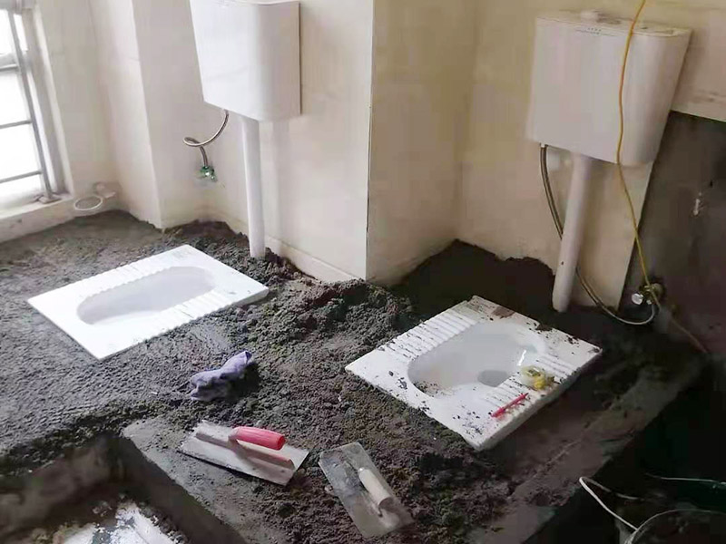 蹲便器安裝貼磚裝修：1.根據(jù)所安裝產(chǎn)品的排污口，在離墻適當?shù)奈恢妙A(yù)留下水管道，同時確定下水管道入口距地平面的距離。 2.在地面下預(yù)留安裝蹲便器的凹坑深度大于便器的高度。 3.將連接膠塞放入蹲便器的進水孔內(nèi)卡緊。在與蹲便器進水孔接觸的外邊緣涂上一層玻璃膠或油灰，將進水管插入膠塞進水孔內(nèi)，使其與膠塞密封良好，以防漏水。 4.在蹲便器的出水口的邊緣涂上一層玻璃膠或油灰，放入下水管道的入口旋合，用焦渣或其它填充物將便器架設(shè)水平。 5.打開進水系統(tǒng)，檢查各接合處有無漏水情況，若出現(xiàn)漏水，則要檢查各接合處的情況。直至問題解決。 6.檢查各接合處無漏水情況后，用填充物將便器周圍填實，同時陶瓷與水泥砂漿的接觸面填上 1cm 以上的瀝青或油氈等彈性材料。 7.用水泥砂漿將蹲便器固定在水平面內(nèi)，平穩(wěn)、牢固后，然后在水泥面上鋪貼衛(wèi)生間地磚。 8.試沖水，若無異常即可使用。