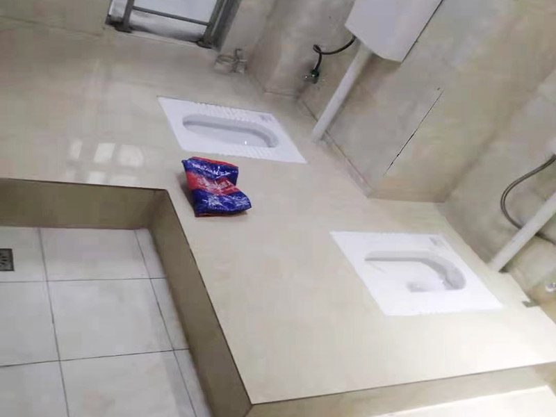 蹲便器安裝貼磚裝修：1.根據(jù)所安裝產(chǎn)品的排污口，在離墻適當?shù)奈恢妙A(yù)留下水管道，同時確定下水管道入口距地平面的距離。 2.在地面下預(yù)留安裝蹲便器的凹坑深度大于便器的高度。 3.將連接膠塞放入蹲便器的進水孔內(nèi)卡緊。在與蹲便器進水孔接觸的外邊緣涂上一層玻璃膠或油灰，將進水管插入膠塞進水孔內(nèi)，使其與膠塞密封良好，以防漏水。 4.在蹲便器的出水口的邊緣涂上一層玻璃膠或油灰，放入下水管道的入口旋合，用焦渣或其它填充物將便器架設(shè)水平。 5.打開進水系統(tǒng)，檢查各接合處有無漏水情況，若出現(xiàn)漏水，則要檢查各接合處的情況。直至問題解決。 6.檢查各接合處無漏水情況后，用填充物將便器周圍填實，同時陶瓷與水泥砂漿的接觸面填上 1cm 以上的瀝青或油氈等彈性材料。 7.用水泥砂漿將蹲便器固定在水平面內(nèi)，平穩(wěn)、牢固后，然后在水泥面上鋪貼衛(wèi)生間地磚。 8.試沖水，若無異常即可使用。