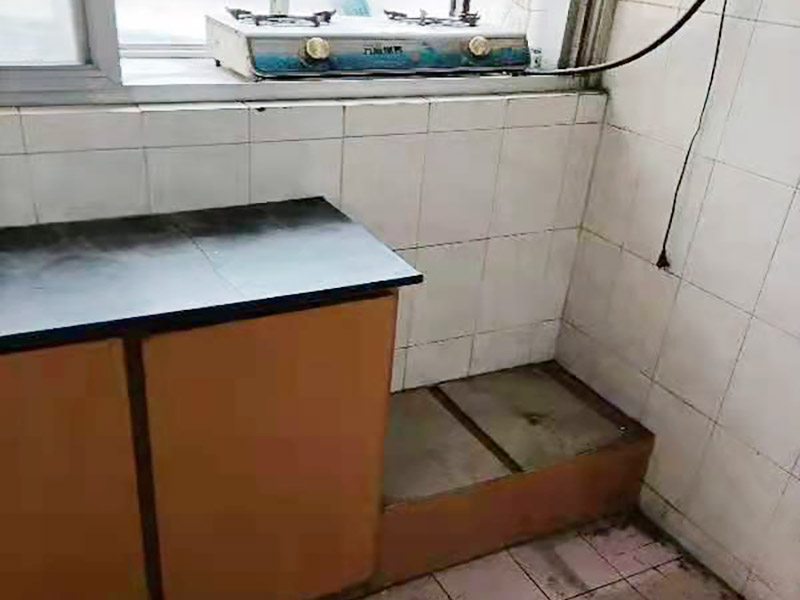 舊櫥柜更換安裝：櫥柜安裝一般先從地柜開始。把櫥柜外包裝拆開后。在櫥柜的邊緣貼上防火膜封邊。在下柜底部安裝上支腳，根據(jù)地面水平高度調(diào)整櫥柜。 櫥柜安裝需要找出基準(zhǔn)點，L型廚房從直角處向兩邊延伸，U型廚房則先將中間的一字型柜體放整齊后，再從兩個直角處向兩邊站看，這樣可以避免出現(xiàn)縫隙。 櫥柜框架安裝牢固定位后，需要在櫥柜背面。一般安裝下水都會現(xiàn)場開孔，工人會用專業(yè)的打孔器按照管道大小進(jìn)行打孔，打孔的直徑應(yīng)比管道大3-4毫米，并且打孔后要將開孔部分用密封條封邊，防止邊緣滲水木材變形。把打好孔的背板根據(jù)櫥柜位置，依次封裝進(jìn)去。接下去就是安裝吊柜了。同下柜一樣，吊柜也需要根據(jù)需要現(xiàn)場打孔，比如脫排油煙機的排煙管的孔位。