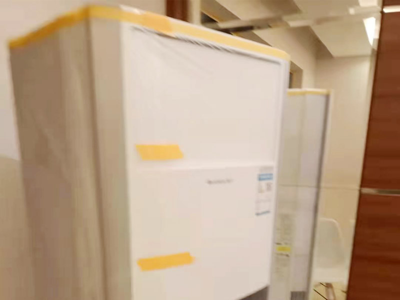 家電窗戶成品保護：地磚、地面石材保護方式：滿鋪成品瓦楞紙板，再用干凈彩條布滿鋪在普通石膏板上，在彩條布交接處及轉角處用膠帶固定，也可選用木芯板或三夾板。材料選用視上人、車情況而定。 開關插座的保護方式：用美紋紙滿包或采用透明塑料蓋保護。 門套的保護方式：用原門框保護膜，或者多層板或密度板，報紙，美紋紙保護。 玻璃鏡子的保護方式：塑料氣泡膜滿貼，用美紋紙進行粘貼固定保護。