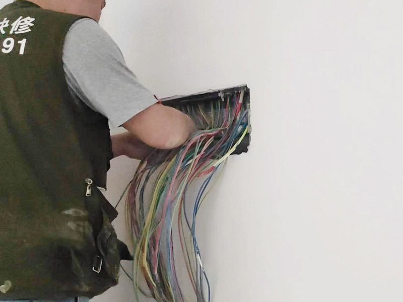 家庭電路排線維修：為避免發(fā)生裝修火災(zāi)，施工人員必須嚴(yán)格按照有關(guān)電力設(shè)計技術(shù)規(guī)范和有關(guān)規(guī)定進(jìn)行施工，裝修內(nèi)層須使用防火裝潢材料。裝修時不能亂拉、亂接。要考慮便于檢查線路，絕緣層破損要及時更換。裝修布線之前，首先應(yīng)將所有電路進(jìn)行綜合設(shè)計、進(jìn)行總體規(guī)劃。這樣不僅節(jié)省時間，也有利于以后的檢修維護(hù)。在這方面，弱電的要求則更細(xì)致些。