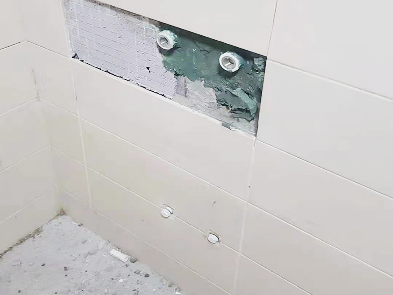 局部改造維修：衛(wèi)生間改造中水電的改造尤為重要且需要最早開(kāi)始著手，由于會(huì)涉及到浴霸采暖、燈光的線路走向、水管的入墻等問(wèn)題，所以在改造之前需制定一個(gè)詳細(xì)的水電走向設(shè)計(jì)，從而提高安全質(zhì)量以及滿足裝修業(yè)主們生活的需要。 其次就是需要對(duì)其做相應(yīng)的防水處理。因?yàn)樵谌粘５募彝ブ?，衛(wèi)生間的水是處處可見(jiàn)的，非常潮濕。衛(wèi)生間內(nèi)的防水涂料是由地面延伸到墻面的，涂刷過(guò)程中精良的保證厚度均勻。還需要處理好地面和墻面交界處的各類管件的涂刷。待防水處理完全確定后，等待地面干透就可以做后續(xù)的工程了。 接下來(lái)就是貼瓷磚了。衛(wèi)生間改造中貼瓷磚不僅僅會(huì)有裝飾作用還能加強(qiáng)墻面和地面的防水效果。 衛(wèi)生間改造中一般都需要做吊頂處理，當(dāng)然，美觀的同時(shí)作為淋浴的場(chǎng)所防水等方面也需要注意