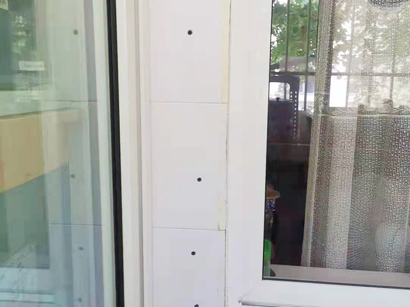 局部改造維修：衛(wèi)生間改造中水電的改造尤為重要且需要最早開(kāi)始著手，由于會(huì)涉及到浴霸采暖、燈光的線路走向、水管的入墻等問(wèn)題，所以在改造之前需制定一個(gè)詳細(xì)的水電走向設(shè)計(jì)，從而提高安全質(zhì)量以及滿足裝修業(yè)主們生活的需要。 其次就是需要對(duì)其做相應(yīng)的防水處理。因?yàn)樵谌粘５募彝ブ?，衛(wèi)生間的水是處處可見(jiàn)的，非常潮濕。衛(wèi)生間內(nèi)的防水涂料是由地面延伸到墻面的，涂刷過(guò)程中精良的保證厚度均勻。還需要處理好地面和墻面交界處的各類管件的涂刷。待防水處理完全確定后，等待地面干透就可以做后續(xù)的工程了。 接下來(lái)就是貼瓷磚了。衛(wèi)生間改造中貼瓷磚不僅僅會(huì)有裝飾作用還能加強(qiáng)墻面和地面的防水效果。 衛(wèi)生間改造中一般都需要做吊頂處理，當(dāng)然，美觀的同時(shí)作為淋浴的場(chǎng)所防水等方面也需要注意