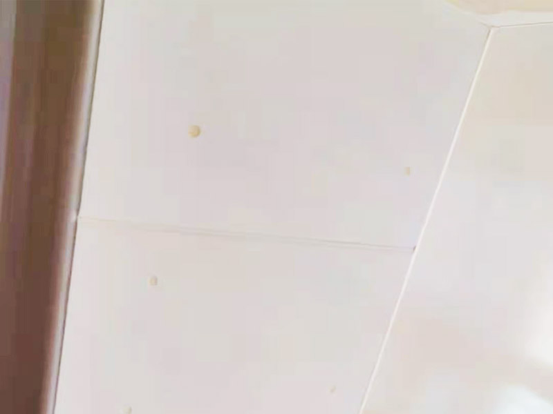 局部改造維修：衛(wèi)生間改造中水電的改造尤為重要且需要最早開(kāi)始著手，由于會(huì)涉及到浴霸采暖、燈光的線路走向、水管的入墻等問(wèn)題，所以在改造之前需制定一個(gè)詳細(xì)的水電走向設(shè)計(jì)，從而提高安全質(zhì)量以及滿足裝修業(yè)主們生活的需要。 其次就是需要對(duì)其做相應(yīng)的防水處理。因?yàn)樵谌粘５募彝ブ?，衛(wèi)生間的水是處處可見(jiàn)的，非常潮濕。衛(wèi)生間內(nèi)的防水涂料是由地面延伸到墻面的，涂刷過(guò)程中精良的保證厚度均勻。還需要處理好地面和墻面交界處的各類管件的涂刷。待防水處理完全確定后，等待地面干透就可以做后續(xù)的工程了。 接下來(lái)就是貼瓷磚了。衛(wèi)生間改造中貼瓷磚不僅僅會(huì)有裝飾作用還能加強(qiáng)墻面和地面的防水效果。 衛(wèi)生間改造中一般都需要做吊頂處理，當(dāng)然，美觀的同時(shí)作為淋浴的場(chǎng)所防水等方面也需要注意