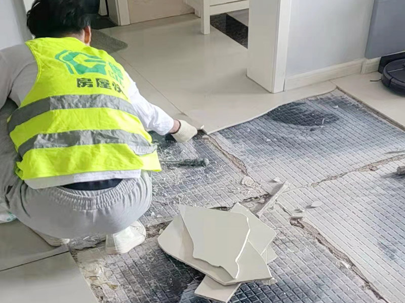 客廳地磚起翹修復(fù)：將油灰刀的邊緣滑入松散的瓷磚與其旁邊的瓷磚之間的接縫中。撬起瓷磚并將其移除。用金屬刮刀或小的撬桿的平坦邊緣刮掉基材和瓷磚背面的稀釋劑或瓷磚粘合劑。用相同的工具刮擦周圍空間的舊水泥漿。用清水沖洗除去翹起的瓷磚，然后用濕海綿擦拭，使其干凈。將砂漿抹在缺口邊緣上，然后將稀釋水泥砂漿抹在瓷磚的背面，將瓷磚鋪回原位。如果難以將瓷磚平整，則將瓷磚墊片插入接縫或修補物與包圍它的瓷磚之間的接縫或接縫中。刮掉多余的漿液，并讓該區(qū)域靜置約10分鐘。用水蘸軟海綿，然后輕輕擦拭修復(fù)區(qū)域。瓷磚上出現(xiàn)一層干粉后，請用干抹布擦拭。