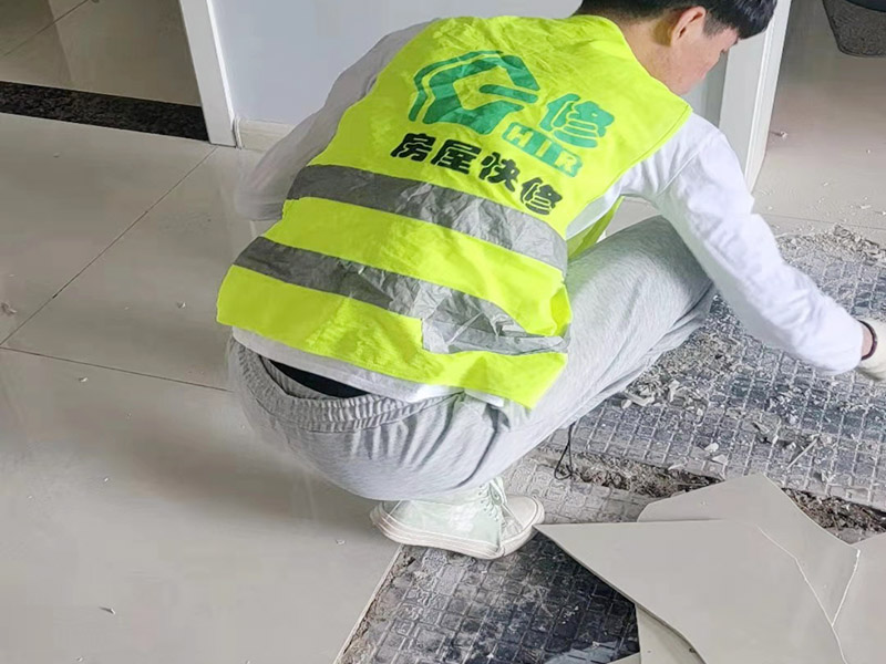 客廳地磚起翹修復(fù)：將油灰刀的邊緣滑入松散的瓷磚與其旁邊的瓷磚之間的接縫中。撬起瓷磚并將其移除。用金屬刮刀或小的撬桿的平坦邊緣刮掉基材和瓷磚背面的稀釋劑或瓷磚粘合劑。用相同的工具刮擦周圍空間的舊水泥漿。用清水沖洗除去翹起的瓷磚，然后用濕海綿擦拭，使其干凈。將砂漿抹在缺口邊緣上，然后將稀釋水泥砂漿抹在瓷磚的背面，將瓷磚鋪回原位。如果難以將瓷磚平整，則將瓷磚墊片插入接縫或修補物與包圍它的瓷磚之間的接縫或接縫中。刮掉多余的漿液，并讓該區(qū)域靜置約10分鐘。用水蘸軟海綿，然后輕輕擦拭修復(fù)區(qū)域。瓷磚上出現(xiàn)一層干粉后，請用干抹布擦拭。