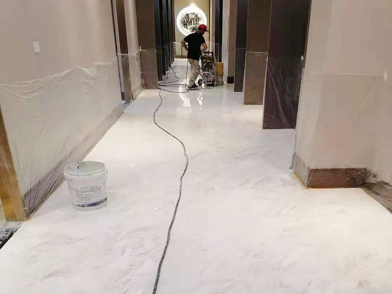 酒店走廊打磨翻新：瓷磚在經(jīng)過歲月洗禮之后，表面容易積水垢、油污，尤其縫里污漬特別多。所以在清洗瓷磚時，建議使用去污膏對表面進(jìn)行一個徹底清洗。處理瓷磚縫隙的話，可以用牙刷沾著去污膏然后刷去。最后再用清水清理一遍，擦干即可。如果效果不滿意的話，還可以使用拋光打磨機(jī)對瓷磚進(jìn)行打磨，雖然可以讓瓷磚恢復(fù)透亮，但對圖案紋理的完整性有一定的影響。