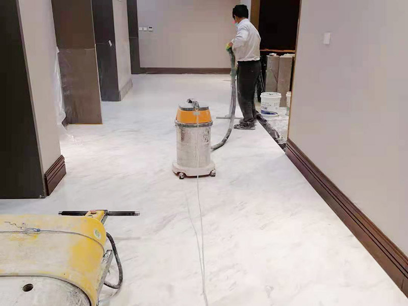 酒店走廊打磨翻新：瓷磚在經(jīng)過歲月洗禮之后，表面容易積水垢、油污，尤其縫里污漬特別多。所以在清洗瓷磚時，建議使用去污膏對表面進(jìn)行一個徹底清洗。處理瓷磚縫隙的話，可以用牙刷沾著去污膏然后刷去。最后再用清水清理一遍，擦干即可。如果效果不滿意的話，還可以使用拋光打磨機(jī)對瓷磚進(jìn)行打磨，雖然可以讓瓷磚恢復(fù)透亮，但對圖案紋理的完整性有一定的影響。