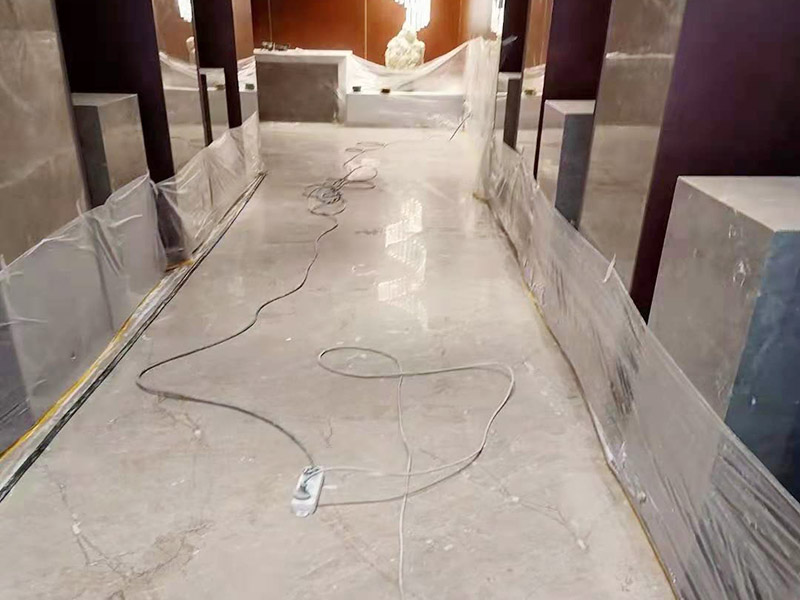 酒店走廊打磨翻新：瓷磚在經(jīng)過歲月洗禮之后，表面容易積水垢、油污，尤其縫里污漬特別多。所以在清洗瓷磚時，建議使用去污膏對表面進(jìn)行一個徹底清洗。處理瓷磚縫隙的話，可以用牙刷沾著去污膏然后刷去。最后再用清水清理一遍，擦干即可。如果效果不滿意的話，還可以使用拋光打磨機(jī)對瓷磚進(jìn)行打磨，雖然可以讓瓷磚恢復(fù)透亮，但對圖案紋理的完整性有一定的影響。