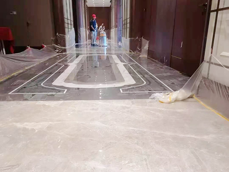 酒店走廊打磨翻新：瓷磚在經(jīng)過歲月洗禮之后，表面容易積水垢、油污，尤其縫里污漬特別多。所以在清洗瓷磚時，建議使用去污膏對表面進(jìn)行一個徹底清洗。處理瓷磚縫隙的話，可以用牙刷沾著去污膏然后刷去。最后再用清水清理一遍，擦干即可。如果效果不滿意的話，還可以使用拋光打磨機(jī)對瓷磚進(jìn)行打磨，雖然可以讓瓷磚恢復(fù)透亮，但對圖案紋理的完整性有一定的影響。