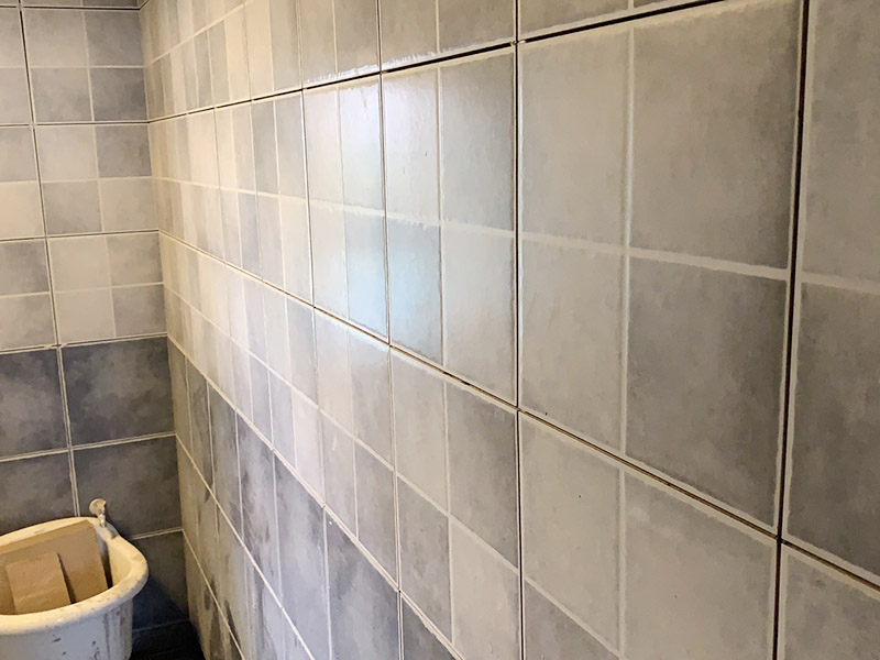 衛(wèi)生間墻磚鋪貼：首先應(yīng)除去基層表面的污垢，油漬，浮灰;除去基層上所有涂料層，膩子層;如果基層未能達到平整度要求，需對基層進行預(yù)先的找平處理。鋪貼瓷磚前需事先找好垂直線，以此為基準鋪貼的瓷磚高低均勻、垂直美觀;此外，施工前在墻體四周需彈出標高控制線，在地面彈出十字線，以控制地磚分隔尺寸。調(diào)制粘結(jié)劑：加水后將粘結(jié)劑漿料攪拌至潤滑均勻，無明顯塊狀或糊狀結(jié)塊，攪拌后的漿料靜置5-10分鐘后再稍加攪拌1-2分鐘即可使用。 將瓷磚平整地鋪貼在基層上，使用橡膠錘將瓷磚拍實鋪平。施工過程中，可小幅度轉(zhuǎn)動瓷磚，使?jié){料與瓷磚背面充分接觸。