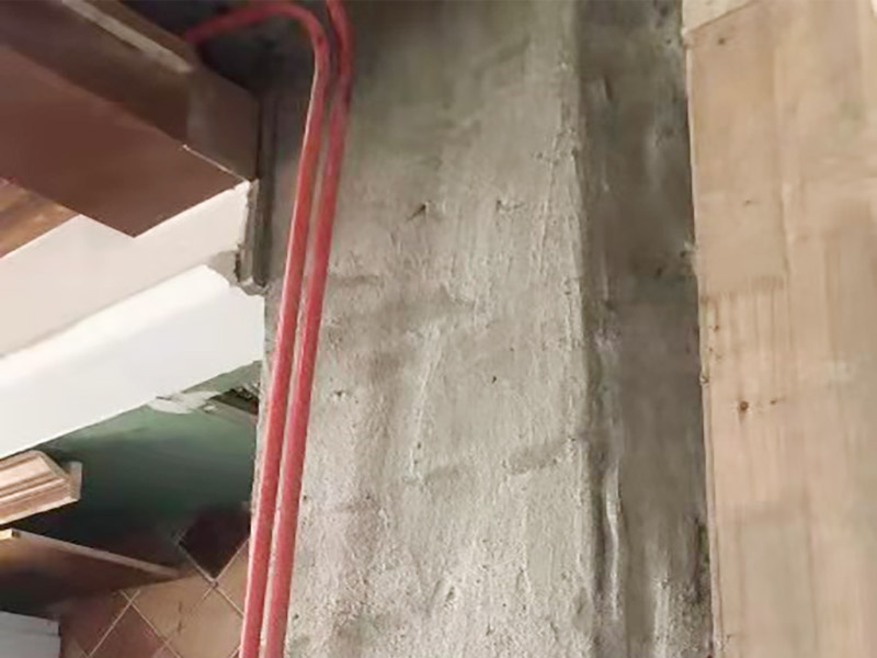 煙道維修施工：煙道一般是這樣的，倒樓板的時(shí)候，會(huì)在煙道位置留一個(gè)孔，要求混凝土返上30CM，防止?jié)B水，但大多數(shù)是沒有的，只會(huì)在這個(gè)孔周圍砌磚。也可換用成品煙道進(jìn)行替換?！煹朗菑U氣和煙霧排放的管狀裝置，住宅煙道是指用于排除廚房煙氣或衛(wèi)生間廢氣的豎向管道制品，也稱排風(fēng)道、通風(fēng)道、住宅排氣道。