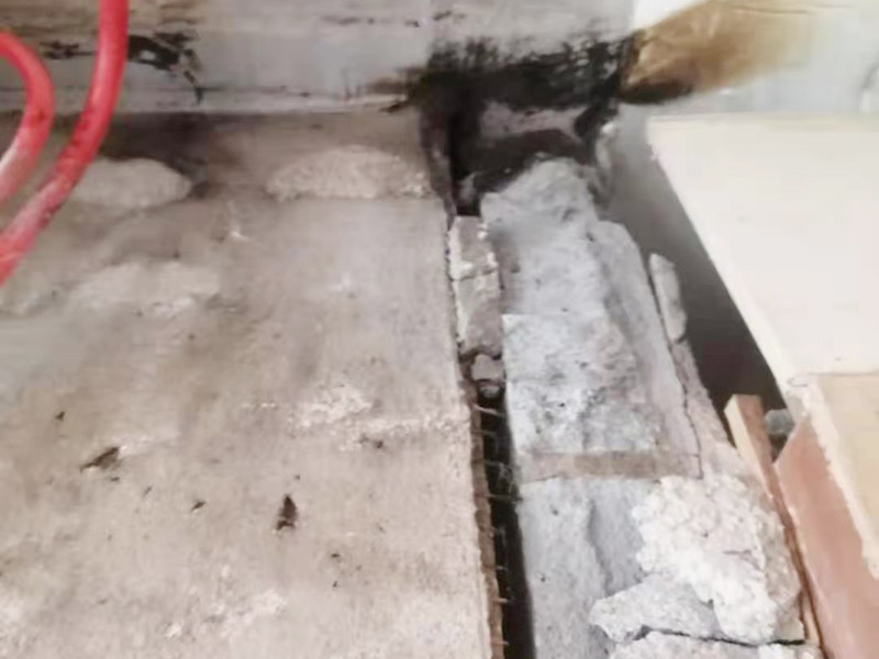 煙道維修施工：煙道一般是這樣的，倒樓板的時(shí)候，會(huì)在煙道位置留一個(gè)孔，要求混凝土返上30CM，防止?jié)B水，但大多數(shù)是沒有的，只會(huì)在這個(gè)孔周圍砌磚。也可換用成品煙道進(jìn)行替換?！煹朗菑U氣和煙霧排放的管狀裝置，住宅煙道是指用于排除廚房煙氣或衛(wèi)生間廢氣的豎向管道制品，也稱排風(fēng)道、通風(fēng)道、住宅排氣道。