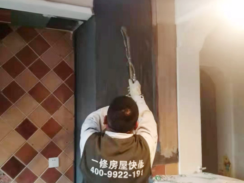 廚房墻面局部防水修復(fù):基面處理是防水施工的關(guān)鍵，施工前須清理基面，以確保其堅(jiān)固、平整、干凈，無灰塵、油膩、蠟、脫模劑等以及其它碎屑物質(zhì)，如有孔隙、裂縫等缺陷的，須預(yù)先用水泥砂漿修補(bǔ)抹平，陰陽角處應(yīng)抹成圓弧形。保持基面濕潤當(dāng)無水。涂刷時(shí)力度均勻，注意不要漏刷；前后兩遍涂刷時(shí)保持垂直相交的角度，以充分覆蓋到位；單次涂刷不宜過厚，特別是管口和轉(zhuǎn)角處，不能超過1mm，防止干固后產(chǎn)生裂縫。施工24時(shí)后建議用濕布覆蓋涂層或噴霧灑水對(duì)涂層進(jìn)行養(yǎng)護(hù)，在完全干固前須禁止踩踏、雨水、暴曬、尖銳損傷，特別是在后期安裝潔具時(shí)要特別注意不要破壞防水層。