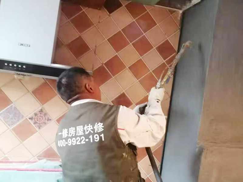 廚房墻面局部防水修復(fù):基面處理是防水施工的關(guān)鍵，施工前須清理基面，以確保其堅(jiān)固、平整、干凈，無灰塵、油膩、蠟、脫模劑等以及其它碎屑物質(zhì)，如有孔隙、裂縫等缺陷的，須預(yù)先用水泥砂漿修補(bǔ)抹平，陰陽角處應(yīng)抹成圓弧形。保持基面濕潤當(dāng)無水。涂刷時(shí)力度均勻，注意不要漏刷；前后兩遍涂刷時(shí)保持垂直相交的角度，以充分覆蓋到位；單次涂刷不宜過厚，特別是管口和轉(zhuǎn)角處，不能超過1mm，防止干固后產(chǎn)生裂縫。施工24時(shí)后建議用濕布覆蓋涂層或噴霧灑水對(duì)涂層進(jìn)行養(yǎng)護(hù)，在完全干固前須禁止踩踏、雨水、暴曬、尖銳損傷，特別是在后期安裝潔具時(shí)要特別注意不要破壞防水層。