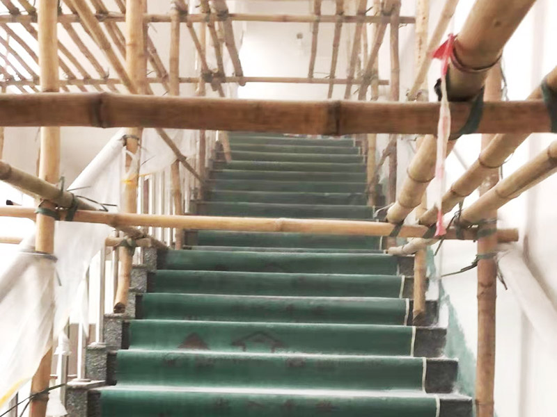 腳手架搭建安裝：腳手架外側(cè)防護(hù)必須使用合格的密目式安全網(wǎng)封閉，架體陰陽(yáng)轉(zhuǎn)角處應(yīng)設(shè)置4根立桿，大橫桿應(yīng)連通封閉。主節(jié)點(diǎn)處必須設(shè)置縱橫向水平桿，立桿除頂層頂部外必須采用對(duì)接，大橫桿在架體轉(zhuǎn)角外可以搭接，剪刀撐必須搭接。剪刀撐、連墻件必須隨外腳手架同步搭設(shè)、同步拆除，嚴(yán)禁后搭或先拆。落地式腳手架搭設(shè)高度不宜超過(guò)35m，高度在35～50m時(shí)必須采取卸荷措施，高度大于50m時(shí)必須采取卸荷措施。