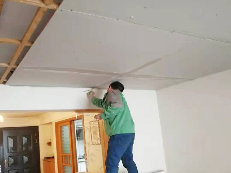 吊頂維修安裝：進(jìn)行吊頂高度的精確測量，都是裝修吊頂?shù)牧鞒讨信旁谑孜坏牟襟E。具體的操作方法就是先準(zhǔn)備好一個卷尺，然后標(biāo)清楚所在房屋的高水平線，以豎向測量的方式，來確認(rèn)標(biāo)高，繼而用彈線把龍骨從頂板的位置彈出來，完成這一步后，不要忘了用這種方法在墻壁的位置確定頂棚區(qū)域的標(biāo)高水平線。做好了樓層和墻壁等處需要標(biāo)高之后，裝修吊頂?shù)牧鞒痰南乱画h(huán)節(jié)就是主龍骨吊桿的安裝了。