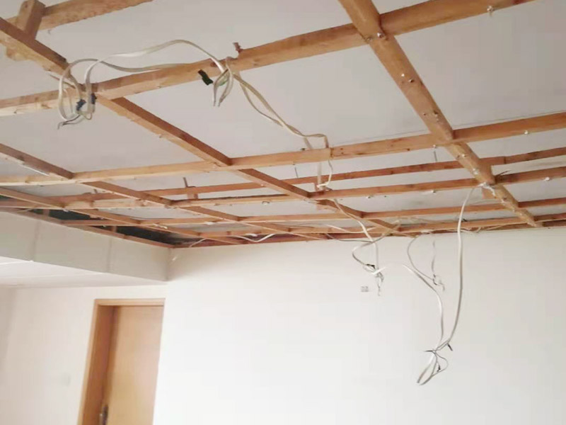 吊頂維修安裝：進(jìn)行吊頂高度的精確測量，都是裝修吊頂?shù)牧鞒讨信旁谑孜坏牟襟E。具體的操作方法就是先準(zhǔn)備好一個卷尺，然后標(biāo)清楚所在房屋的高水平線，以豎向測量的方式，來確認(rèn)標(biāo)高，繼而用彈線把龍骨從頂板的位置彈出來，完成這一步后，不要忘了用這種方法在墻壁的位置確定頂棚區(qū)域的標(biāo)高水平線。做好了樓層和墻壁等處需要標(biāo)高之后，裝修吊頂?shù)牧鞒痰南乱画h(huán)節(jié)就是主龍骨吊桿的安裝了。