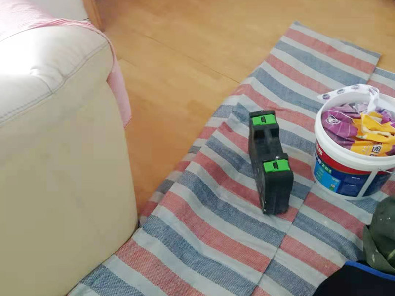 吊頂維修安裝：進(jìn)行吊頂高度的精確測量，都是裝修吊頂?shù)牧鞒讨信旁谑孜坏牟襟E。具體的操作方法就是先準(zhǔn)備好一個卷尺，然后標(biāo)清楚所在房屋的高水平線，以豎向測量的方式，來確認(rèn)標(biāo)高，繼而用彈線把龍骨從頂板的位置彈出來，完成這一步后，不要忘了用這種方法在墻壁的位置確定頂棚區(qū)域的標(biāo)高水平線。做好了樓層和墻壁等處需要標(biāo)高之后，裝修吊頂?shù)牧鞒痰南乱画h(huán)節(jié)就是主龍骨吊桿的安裝了。