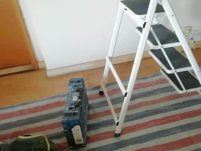 吊頂維修安裝：進(jìn)行吊頂高度的精確測量，都是裝修吊頂?shù)牧鞒讨信旁谑孜坏牟襟E。具體的操作方法就是先準(zhǔn)備好一個卷尺，然后標(biāo)清楚所在房屋的高水平線，以豎向測量的方式，來確認(rèn)標(biāo)高，繼而用彈線把龍骨從頂板的位置彈出來，完成這一步后，不要忘了用這種方法在墻壁的位置確定頂棚區(qū)域的標(biāo)高水平線。做好了樓層和墻壁等處需要標(biāo)高之后，裝修吊頂?shù)牧鞒痰南乱画h(huán)節(jié)就是主龍骨吊桿的安裝了。