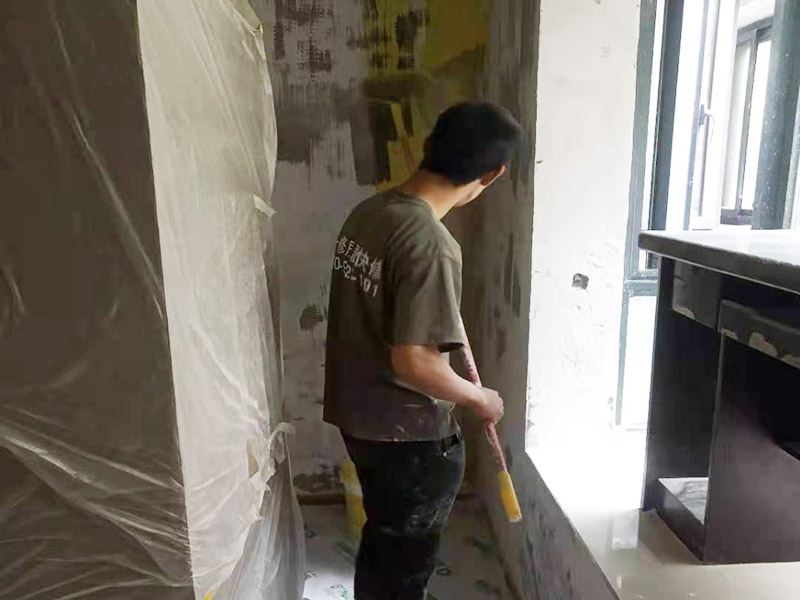 墻面基層刷墻固：什么是墻固？墻固是墻面固化膠，是用在水泥酥松的墻面上的起固定水泥砂漿防止水泥砂漿墻面掉渣的。墻固外觀大都為乳白色膠液狀，產(chǎn)品有多種顏色，主要以綠色、藍(lán)色為主，涂刷色彩分布均勻，遮蓋力強(qiáng)，干燥后不掉粉，不掉色，可隨意清掃。