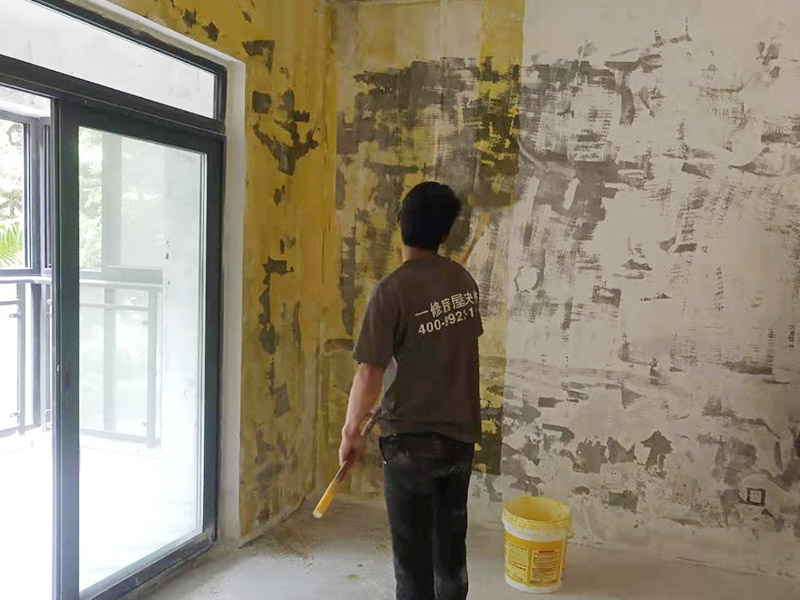 墻面基層刷墻固：什么是墻固？墻固是墻面固化膠，是用在水泥酥松的墻面上的起固定水泥砂漿防止水泥砂漿墻面掉渣的。墻固外觀大都為乳白色膠液狀，產(chǎn)品有多種顏色，主要以綠色、藍(lán)色為主，涂刷色彩分布均勻，遮蓋力強(qiáng)，干燥后不掉粉，不掉色，可隨意清掃。