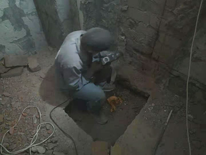 墻面水電開槽維修：施工方法、先彈線，再開槽。管路開槽按要求必須是平行線與垂直線。須平行走線的管路一律控制在60-90厘米高(從地面算起)，有水龍頭的管路必須垂直。深度控制在4厘米。線槽開好后施工負責人記好開槽管路尺寸、位置。方便以后潔具安裝時知道管路的位置。