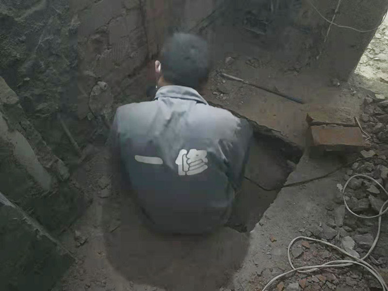 墻面水電開槽維修：施工方法、先彈線，再開槽。管路開槽按要求必須是平行線與垂直線。須平行走線的管路一律控制在60-90厘米高(從地面算起)，有水龍頭的管路必須垂直。深度控制在4厘米。線槽開好后施工負責人記好開槽管路尺寸、位置。方便以后潔具安裝時知道管路的位置。