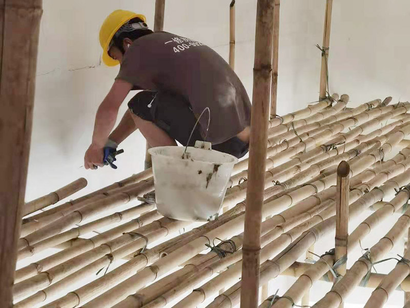 墻面修補(bǔ)噴漆：處理墻面時(shí)會(huì)有粉塵，而且難免會(huì)有膩?zhàn)?、涂料或其他膠水滴落，所以一定要提前做好對(duì)房間內(nèi)已有裝修成品的保護(hù)工作。確保墻面堅(jiān)實(shí)、平整，用地板鏟或其他工具清理墻面，使水泥墻面盡量無(wú)浮土、浮沉。在墻面輥一遍混凝土界面劑，盡量均勻，待其干燥后（一般在2小時(shí)以上），特別提醒，如選用紅吉慶膩?zhàn)臃?，?qǐng)不要刷界面劑，選擇墻錮效果會(huì)好些，就可以做陰陽(yáng)角的找直了。 刮膩?zhàn)?陰陽(yáng)角找直，底層找平，后就要刮膩?zhàn)恿?，現(xiàn)在毛坯房的平整度都不好，應(yīng)刮三遍膩?zhàn)?，每遍膩?zhàn)討?yīng)徹底干透再進(jìn)行刮下一遍（表干以后）。清理打磨后的膩?zhàn)颖砻? width=