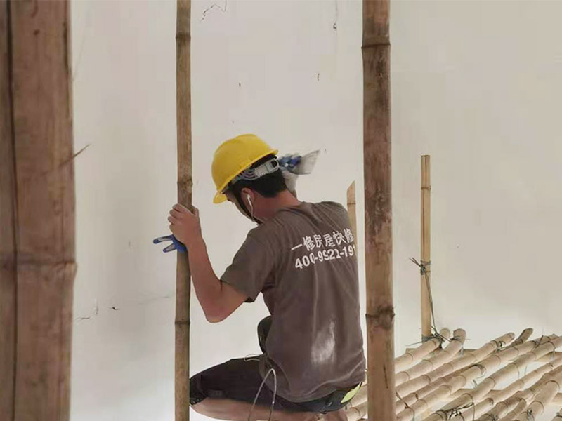 墻面修補(bǔ)噴漆：處理墻面時(shí)會(huì)有粉塵，而且難免會(huì)有膩?zhàn)?、涂料或其他膠水滴落，所以一定要提前做好對(duì)房間內(nèi)已有裝修成品的保護(hù)工作。確保墻面堅(jiān)實(shí)、平整，用地板鏟或其他工具清理墻面，使水泥墻面盡量無(wú)浮土、浮沉。在墻面輥一遍混凝土界面劑，盡量均勻，待其干燥后（一般在2小時(shí)以上），特別提醒，如選用紅吉慶膩?zhàn)臃?，?qǐng)不要刷界面劑，選擇墻錮效果會(huì)好些，就可以做陰陽(yáng)角的找直了。 刮膩?zhàn)?陰陽(yáng)角找直，底層找平，后就要刮膩?zhàn)恿?，現(xiàn)在毛坯房的平整度都不好，應(yīng)刮三遍膩?zhàn)樱勘槟佔(zhàn)討?yīng)徹底干透再進(jìn)行刮下一遍（表干以后）。清理打磨后的膩?zhàn)颖砻? width=