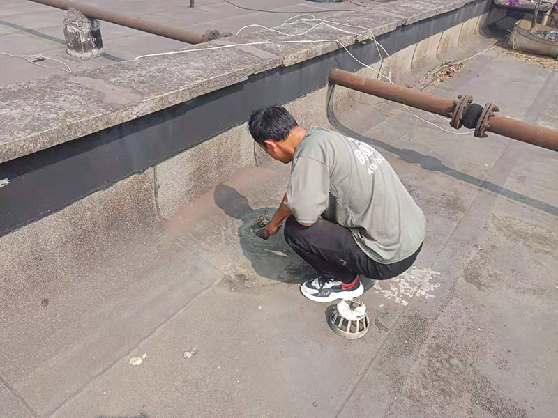 屋面排水口維修：涂膜防水層依附于基層，基層質(zhì)量好壞，直接影響防水涂膜的質(zhì)量。因而在涂膜施工前，應(yīng)對基層進(jìn)行認(rèn)真的檢查和必要的處理，使之達(dá)到涂膜施工的要求。涂料的涂布應(yīng)采取&ldquo;先高后低、先遠(yuǎn)后近、先立面后平面&rdquo;的施工順序。同一屋面上先涂布排水比較集中的水落口、天溝、檐口等節(jié)點(diǎn)部位，再進(jìn)行大面積的涂布。用滾刷或毛刷均勻地涂刷多遍，直到達(dá)到規(guī)定的涂膜厚度要求，不得漏底，待涂層干固后，才能進(jìn)行下一道工序。當(dāng)多遍涂布時(shí)，每遍涂刷方向應(yīng)與上一遍方向相垂直。