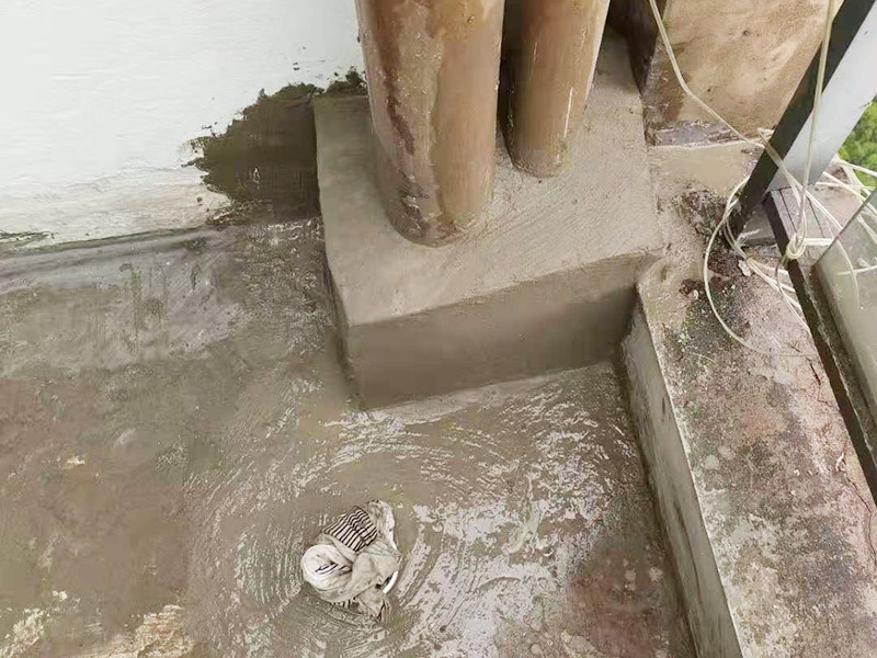 陽臺管道漏水維修：1、水管爆裂后漏水多少，一般與管內(nèi)的水壓高低有直接關(guān)系。無論水是滴漏還是噴涌而出，此時最應(yīng)做的就是立刻關(guān)閉該供水管道的閥門，并報修當(dāng)?shù)氐奈飿I(yè)部門。 2、用修補水管的專用膠布捆住水管的損毀部分。 3、另外也可以用玻璃纖維膠布或環(huán)氣樹脂黏劑修補水管的裂縫。 4、如果水管爆裂情況嚴(yán)重，可以用毛巾包裹住水管的破裂部分，這樣既可以阻止水流四處噴射，也可以將水流引入放置好的水桶中，以免造成巨大浪費。同時關(guān)閉住戶內(nèi)總水管的閥門，完全截留屋內(nèi)的自來水供應(yīng)。 5、如果水管爆裂的原因是管道過于陳舊，應(yīng)及時找水管工人進行檢查和修理。 你要先保證陽臺窗邊和周邊墻面需打膠的地方?jīng)]有一些雜物,這樣才能用結(jié)構(gòu)膠封堵縫隙,用膠嘴的斜面打出膠的弧狀面,以達到不存水和密封的效果。建議用剛性防水材料來處理,這樣既能防水,還能再上面走動;也可以考慮用玻璃膠回填縫隙,然后在上面用水泥鋪上,壓實后,刷上原來的漆,這樣是比較簡單的,防滲水用到的材料一定防水性比較強的。