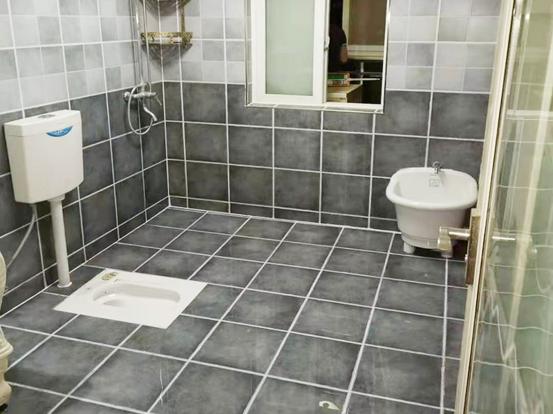 衛(wèi)生間裝修改造：因為是二次裝修，所以在裝修前，首先需要的就是敲掉之前裝修的地瓷磚，才可以使用自己選購好的地瓷磚進行鋪貼，在這里需要提醒的是，在敲碎原有的瓷磚時，一定要多加注意，不要敲到下水道水管了，衛(wèi)生間的下水道通常都是有多個的，一不小心就很容易被敲打到。還要特點注意的是，一定要避免碎掉的瓷磚進入下水道內，不然就會擁堵，這是很難解決的一件大難題哦。