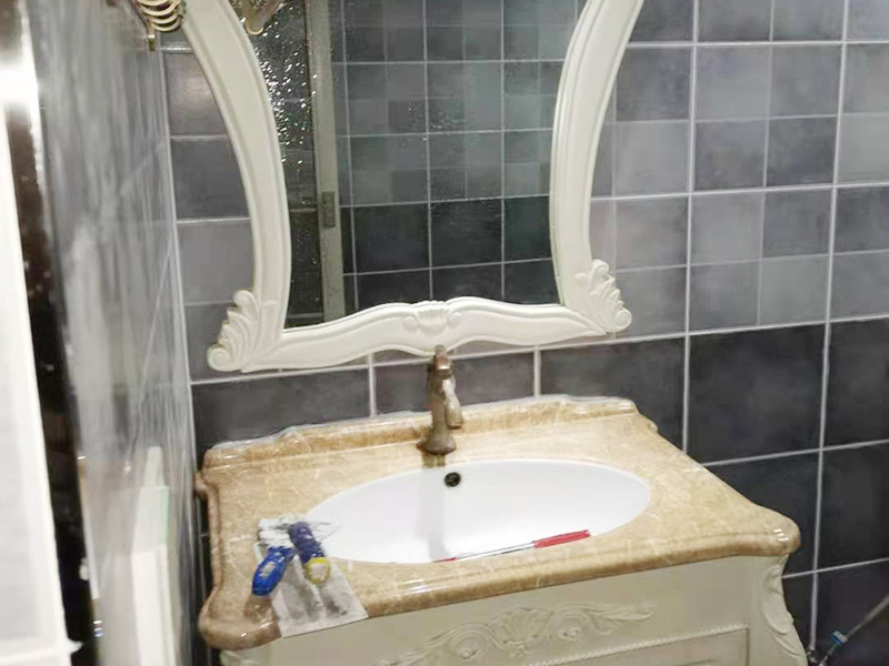 衛(wèi)生間裝修改造：因為是二次裝修，所以在裝修前，首先需要的就是敲掉之前裝修的地瓷磚，才可以使用自己選購好的地瓷磚進行鋪貼，在這里需要提醒的是，在敲碎原有的瓷磚時，一定要多加注意，不要敲到下水道水管了，衛(wèi)生間的下水道通常都是有多個的，一不小心就很容易被敲打到。還要特點注意的是，一定要避免碎掉的瓷磚進入下水道內，不然就會擁堵，這是很難解決的一件大難題哦。