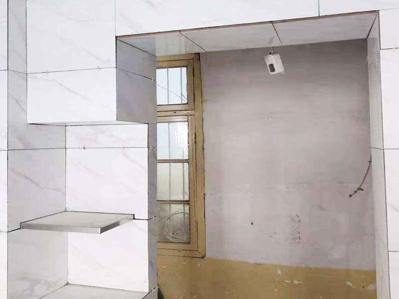 廚衛(wèi)瓷磚鋪貼案例：衛(wèi)生間、廚房的瓷磚鋪貼與客廳一樣，檢查是否平整，敲擊有無空鼓，縫隙不大且平均整齊，特別是四塊磚的角在一起的地方是否平整。 陽角處一定要碰角（各45度合在一起呈90度）鋪裝。 要注意的是廚衛(wèi)地磚要有往地漏傾斜的坡度，檢查水能不能往哪里流動(dòng)。而且地磚要低于相連的其他地面。