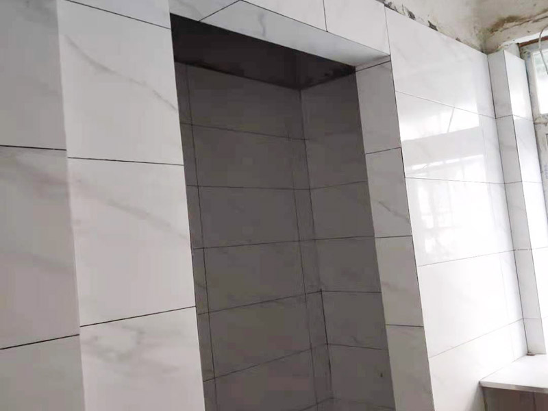 廚衛(wèi)瓷磚鋪貼案例：衛(wèi)生間、廚房的瓷磚鋪貼與客廳一樣，檢查是否平整，敲擊有無空鼓，縫隙不大且平均整齊，特別是四塊磚的角在一起的地方是否平整。 陽角處一定要碰角（各45度合在一起呈90度）鋪裝。 要注意的是廚衛(wèi)地磚要有往地漏傾斜的坡度，檢查水能不能往哪里流動(dòng)。而且地磚要低于相連的其他地面。