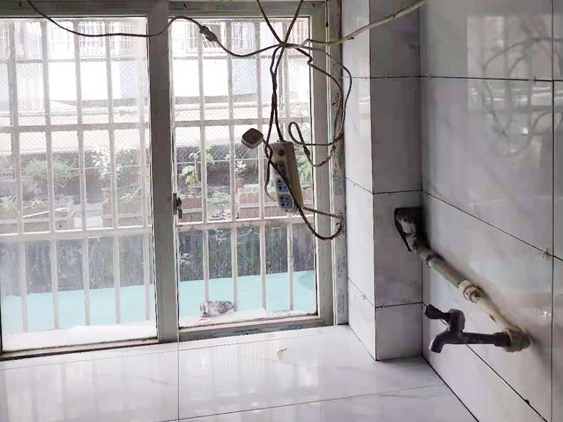 廚衛(wèi)瓷磚鋪貼案例：衛(wèi)生間、廚房的瓷磚鋪貼與客廳一樣，檢查是否平整，敲擊有無空鼓，縫隙不大且平均整齊，特別是四塊磚的角在一起的地方是否平整。 陽角處一定要碰角（各45度合在一起呈90度）鋪裝。 要注意的是廚衛(wèi)地磚要有往地漏傾斜的坡度，檢查水能不能往哪里流動(dòng)。而且地磚要低于相連的其他地面。