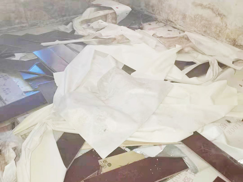 地板拆除施工：再把房間的物品都搬到另一房間去放著，把整個(gè)房間騰出來，這樣也更好的尋找木地板的縫隙源頭，沒有東西擋著，空曠也利用木地板的拆除。拆除的工作要先從踢腳線開始，就算是發(fā)現(xiàn)木地板中間有縫隙，或者有損壞的地方，感覺可以下手拆除，實(shí)際操作時(shí)，還是從踢腳線要好拆些。踢腳線一般分為兩種，若是很幸運(yùn)碰上了卡子固定的踢腳線，那就容易多了。直接用工具把卡子撬松，卡子脫落后，就可以沿著踢腳線開始拆了。若是碰上的是打了膠的踢腳線，那么就有點(diǎn)難度。先用刀片把膠水刮掉，但是這樣容易傷到地板。