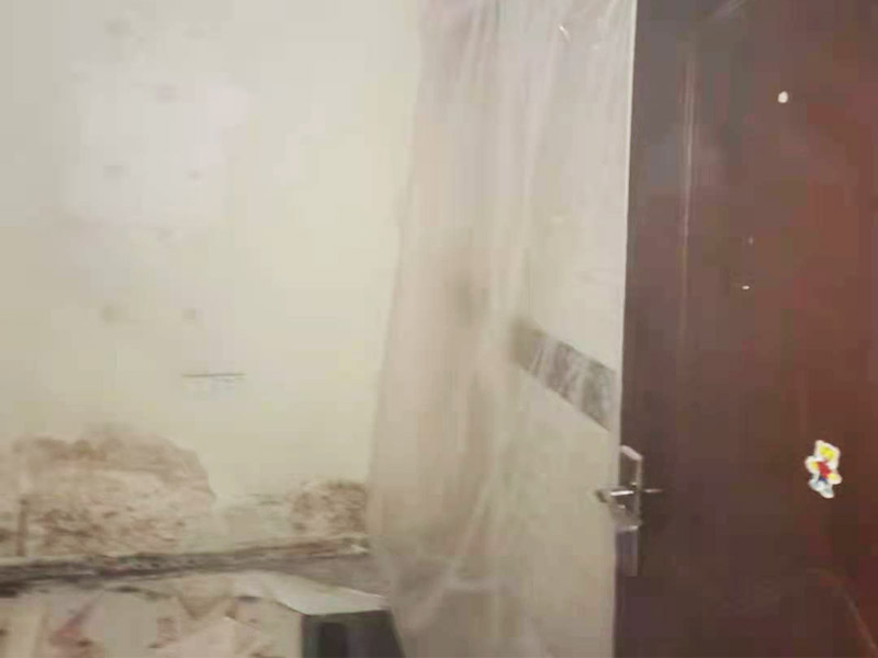 地板拆除施工：再把房間的物品都搬到另一房間去放著，把整個(gè)房間騰出來，這樣也更好的尋找木地板的縫隙源頭，沒有東西擋著，空曠也利用木地板的拆除。拆除的工作要先從踢腳線開始，就算是發(fā)現(xiàn)木地板中間有縫隙，或者有損壞的地方，感覺可以下手拆除，實(shí)際操作時(shí)，還是從踢腳線要好拆些。踢腳線一般分為兩種，若是很幸運(yùn)碰上了卡子固定的踢腳線，那就容易多了。直接用工具把卡子撬松，卡子脫落后，就可以沿著踢腳線開始拆了。若是碰上的是打了膠的踢腳線，那么就有點(diǎn)難度。先用刀片把膠水刮掉，但是這樣容易傷到地板。