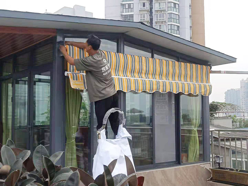 露臺(tái)雨棚安裝：在門楣上定位劃水平線，把塑料支架的固定孔距畫下來沖擊鉆打孔，要比膨脹螺絲深一些。   最好兩個(gè)人配合安裝，一個(gè)人托舉著，一個(gè)人安放膨脹螺絲，有4個(gè)，扳手?jǐn)Q緊。   接下來的就比較好安裝了.將組合好的雨棚耐力板插入剛才安裝好的雨棚中【支架的卡槽中】，螺絲固定。   全部安裝到位后，要到遠(yuǎn)處看看，雨棚外沿是不是處在一條直線上，如有高有低，放寬膨脹螺絲，調(diào)整一下支架，如果是墻面不平引起的，可用木片或塑料片墊一下。記得膨脹螺絲還要擰緊，不然雨棚會(huì)飛跑的。